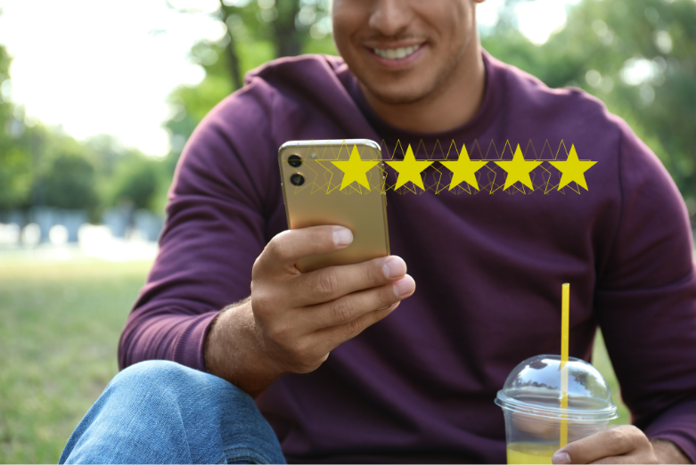 Man geeft Google Review met vijf sterren via smartphone